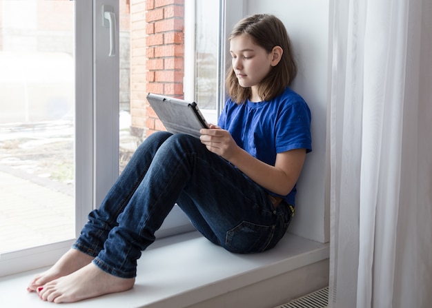 Meisje met een tablet.