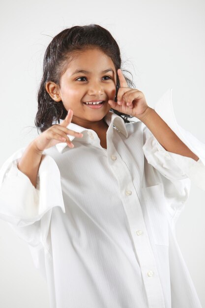 Meisje met een te groot shirt op een witte achtergrond