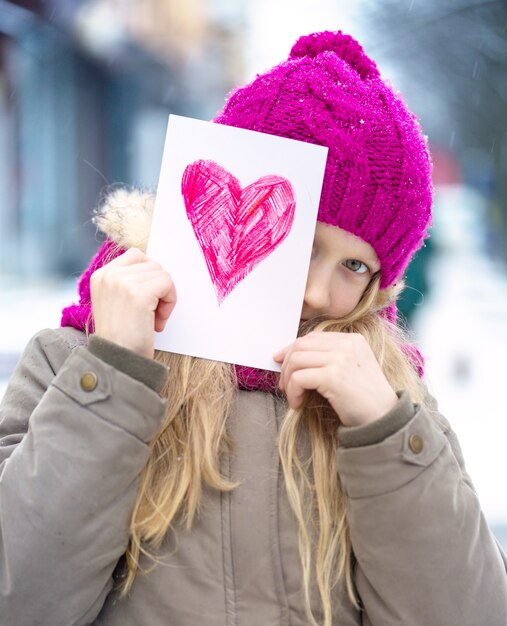 Meisje met een tekening met een hart op Valentijnsdag