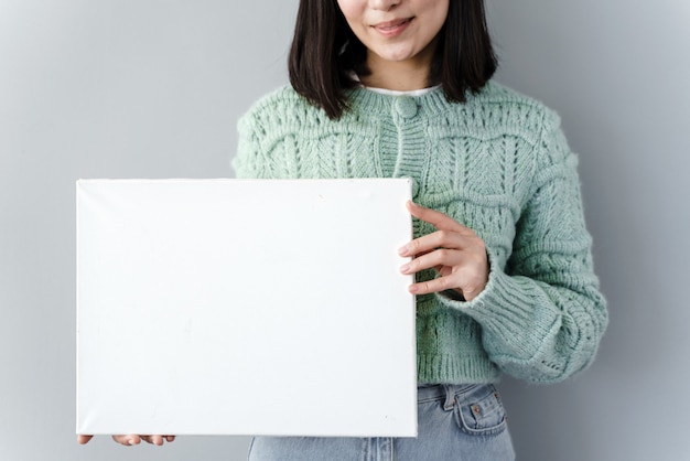 Meisje met een vel papier in de hand