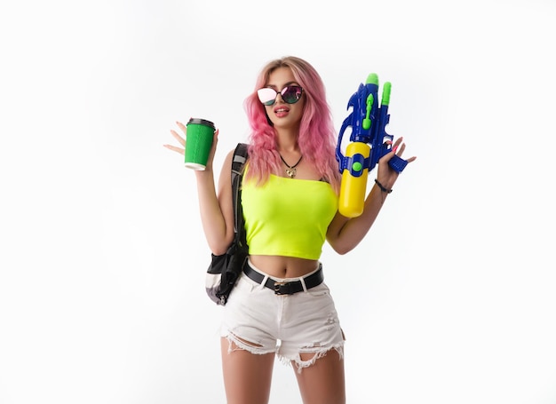 Meisje met een waterpistool in zomerkleren slank en sexy geïsoleerd op een witte achtergrond