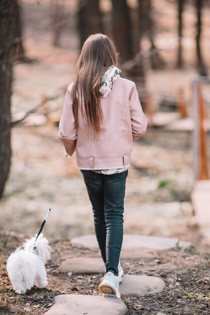 Meisje met een wit puppy. een puppy in de handen van een meisje