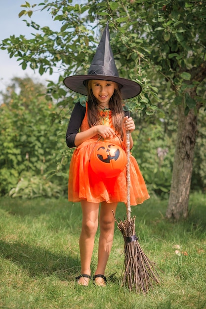 Meisje met emmer gaat op jacht naar snoep op halloween