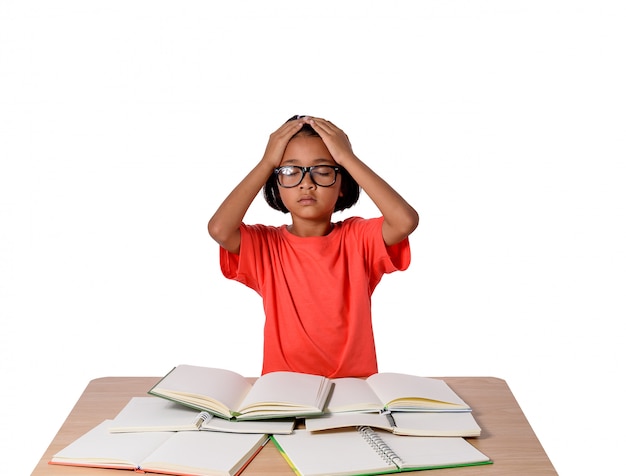 Meisje met gedachte bril en veel boek op de tafel. terug naar school concept, geïsoleerd op een witte achtergrond