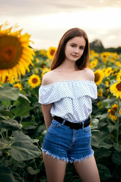 Meisje met geel boeket van bloeiend zonnebloemveld