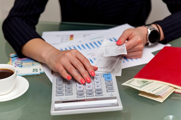 Meisje met geld aan tafel