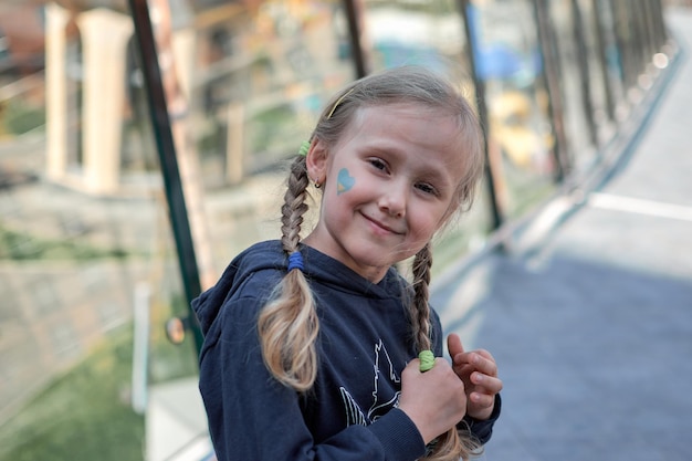 Meisje met geschilderde Oekraïne vlag geel en blauw Stop de oorlog en de macht van Oekraïne patriottisme