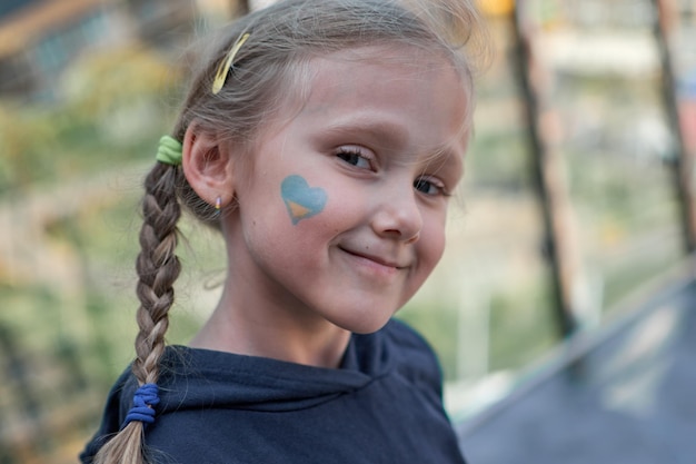 Foto meisje met geschilderde oekraïne vlag geel en blauw stop de oorlog en de macht van oekraïne patriottisme