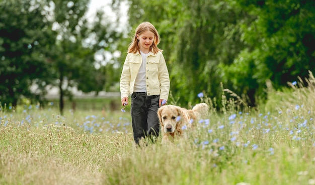 Meisje met golden retrieverhond