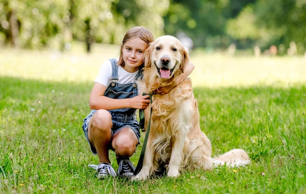 Meisje met golden retrieverhond