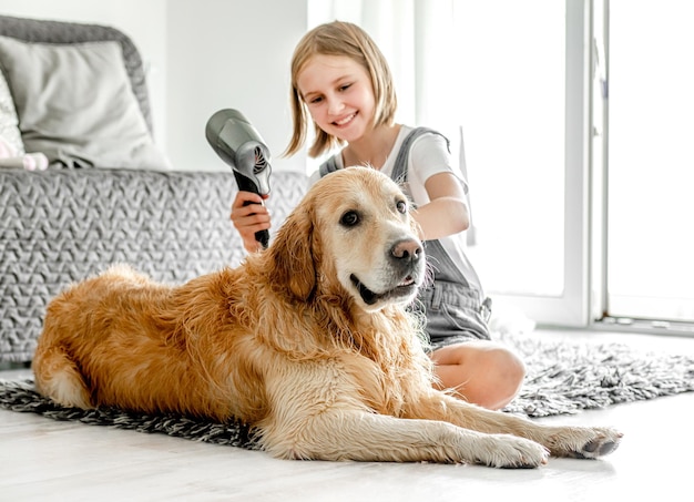 Meisje met golden retrieverhond