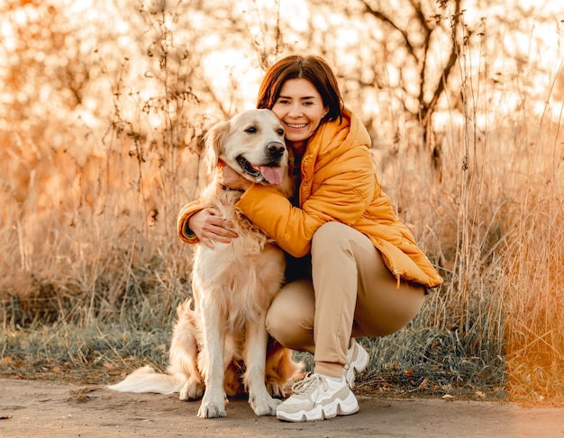 Meisje met golden retrieverhond