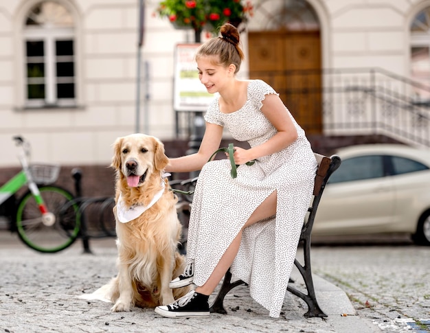 Meisje met golden retrieverhond