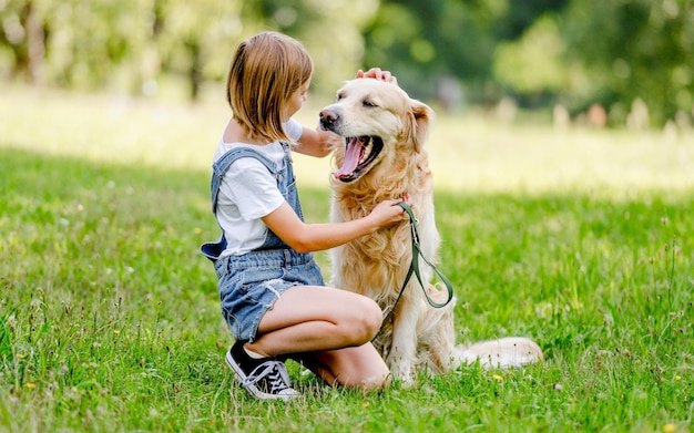 Meisje met golden retrieverhond