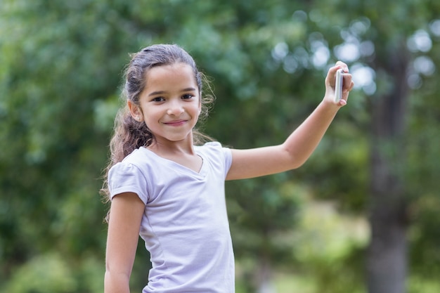 Meisje met haar telefoon