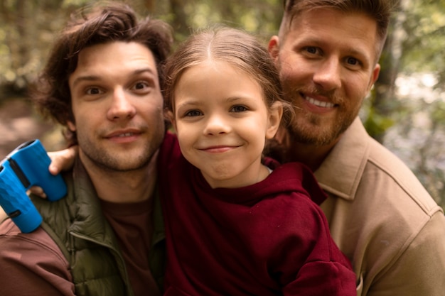 Foto meisje met haar vaders genietend van familie-uitstapje