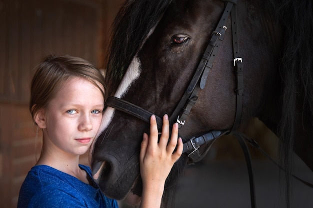 Meisje met haar zwarte paard