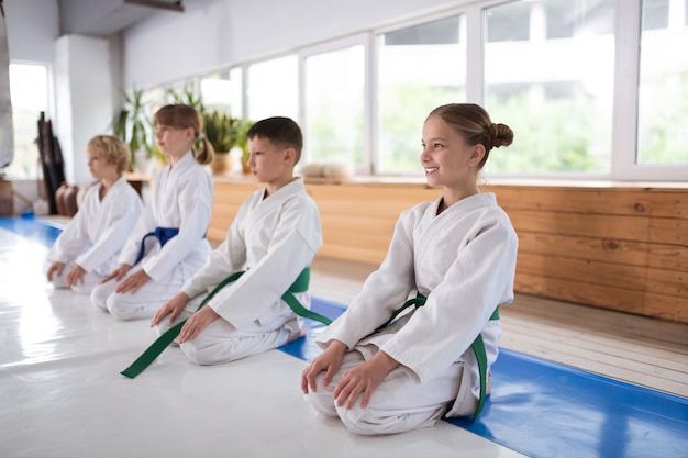 Meisje met haarbroodjes lachend tijdens training met vrienden