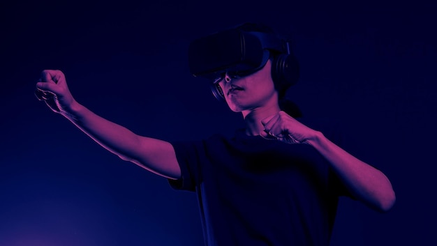 Meisje met handen omhoog met de bril van de VR-headset die cyberervaring opdoet