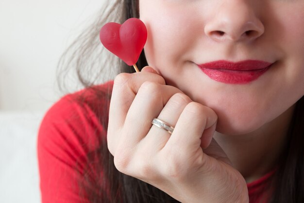 Meisje met hart vorm snoep in valentijnsdag