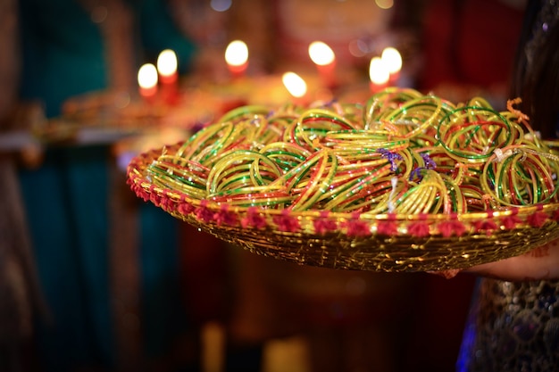 meisje met henna mehndi dienblad hindoe moslim bruiloft