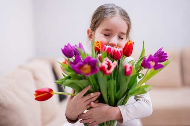 Meisje met het boeket van de de lentetulp Vakantiedecor met bloemen kleurrijke tulpen