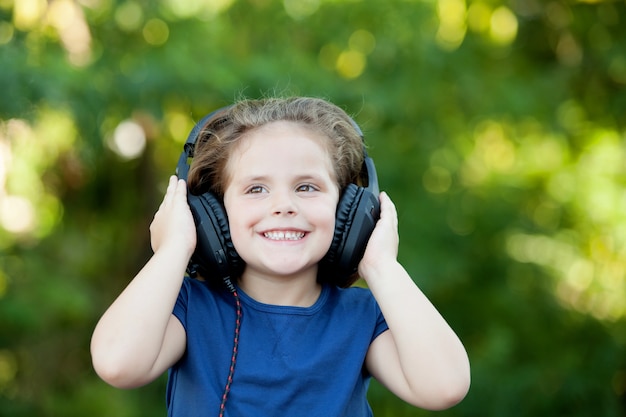 Meisje met hoofdtelefoons buiten