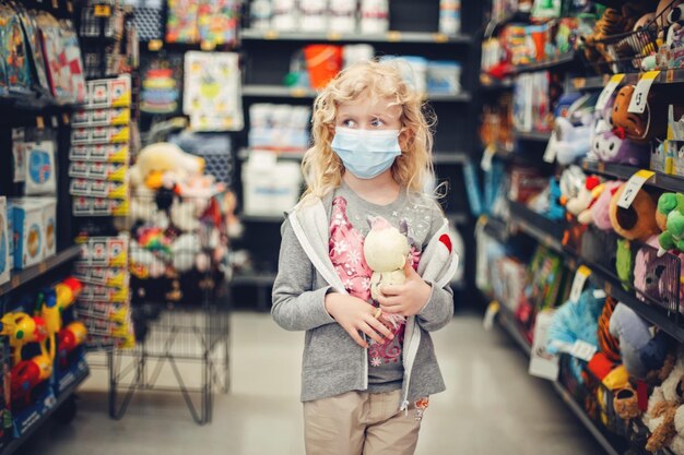 Foto meisje met ijs in de winkel.