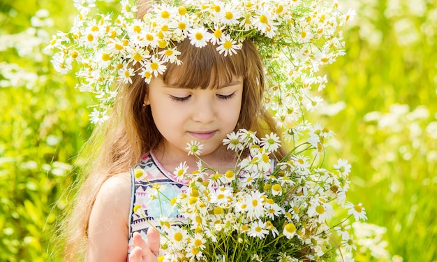 Meisje met kamille. Selectieve aandacht. natuur bloemen.