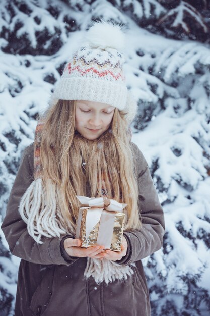 Meisje met kerstcadeautjes in handen - gelukkig nieuwjaar