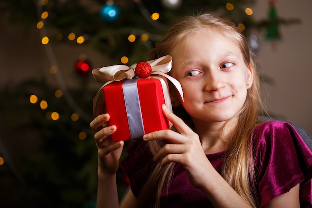 Meisje met kerstcadeautjes in handen gelukkig nieuwjaar