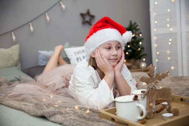 Meisje met kerstontbijt op bed