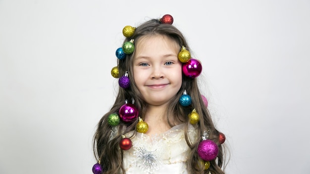 Meisje met kerstversiering in haar haar.