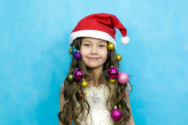 Meisje met kerstversiering in haar haar.