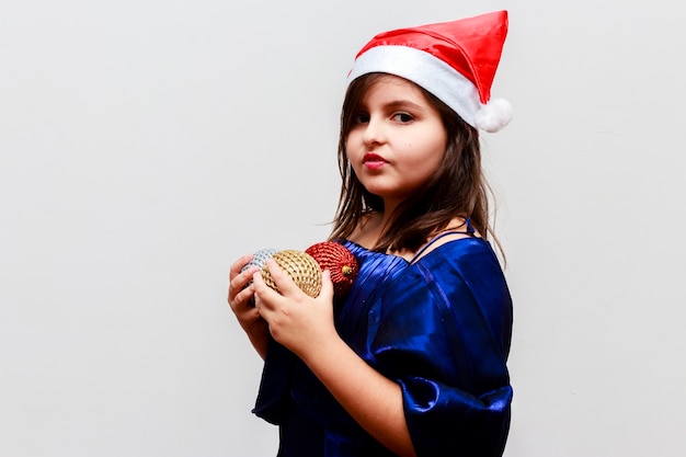 Meisje met kerstversiering, witte achtergrond