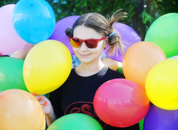 Meisje met kleurrijke ballonnen