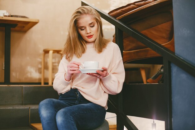 Meisje met koffie