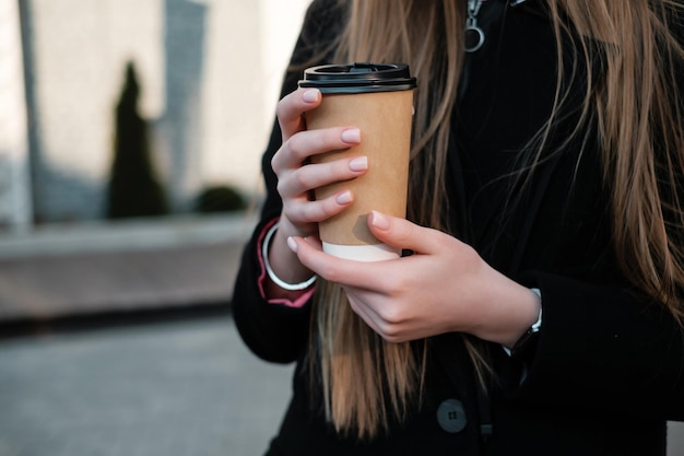 Meisje met kopje afhaalkoffie Vrouwelijke student voor een wandeling Koffiepauze