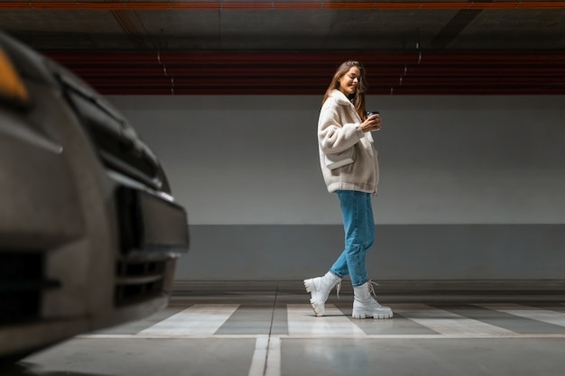 Meisje met kopje koffie in de ondergrondse parkeergarage