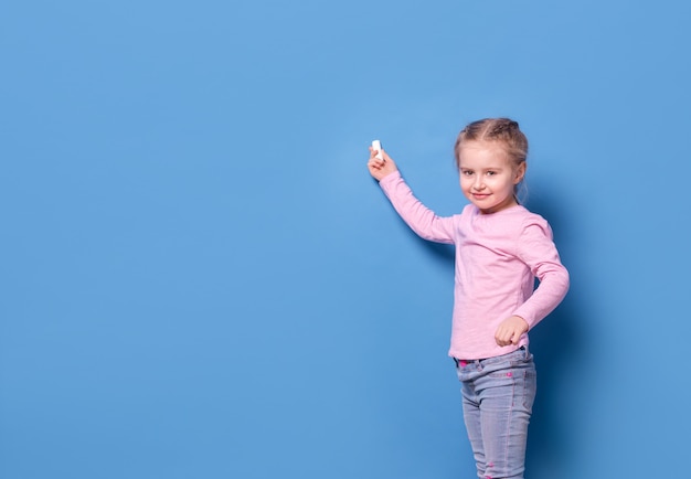 Meisje met krijt op blauwe achtergrond