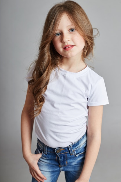 Meisje met lang blond haar en in jeans