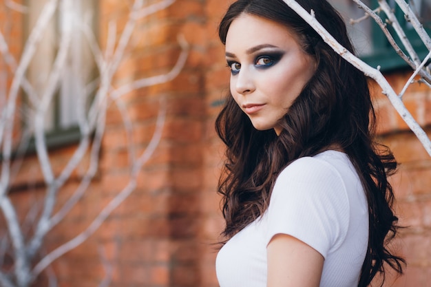 Meisje met lang haar in elegante witte jurk