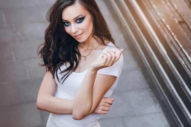 Meisje met lang haar in elegante witte jurk