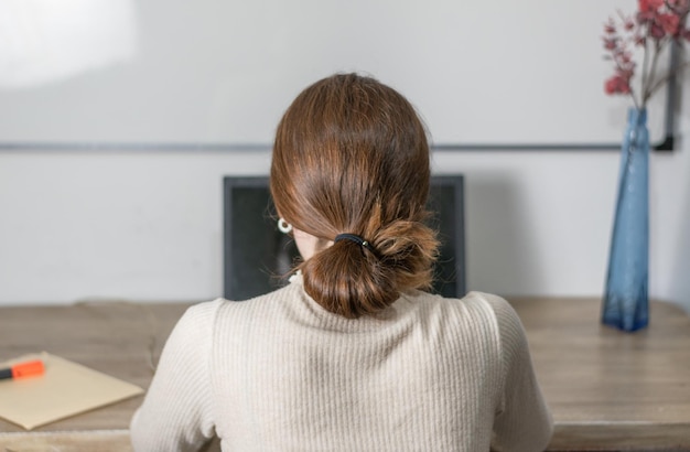 Meisje met laptop op haar rug