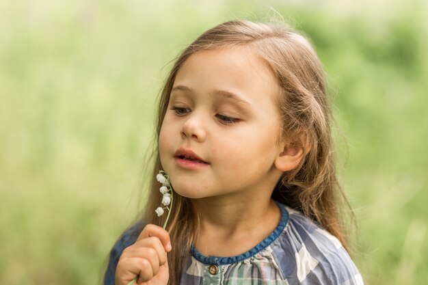 meisje met lelietje-van-dalen in de natuur