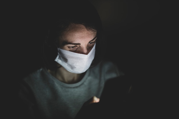 Meisje met masker om haar te beschermen tegen Coronavirus