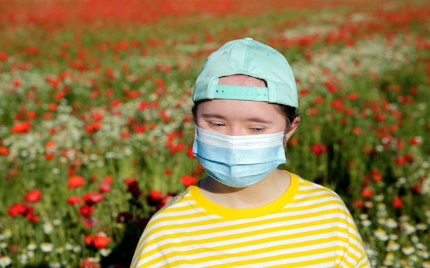 Meisje met masker op haar gezicht op de achtergrond op het bloemenveld