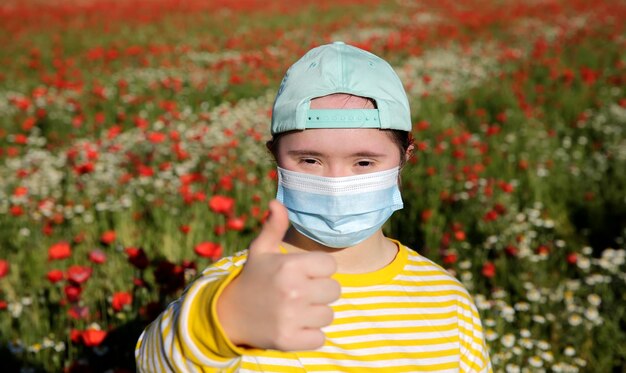 Meisje met masker op het gezicht op de achtergrond op het bloemenveld