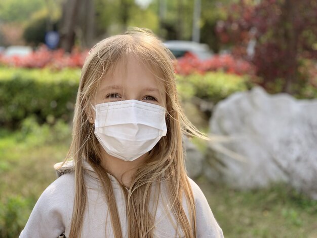 meisje met masker tijdens de pandemie van het Coronavirus