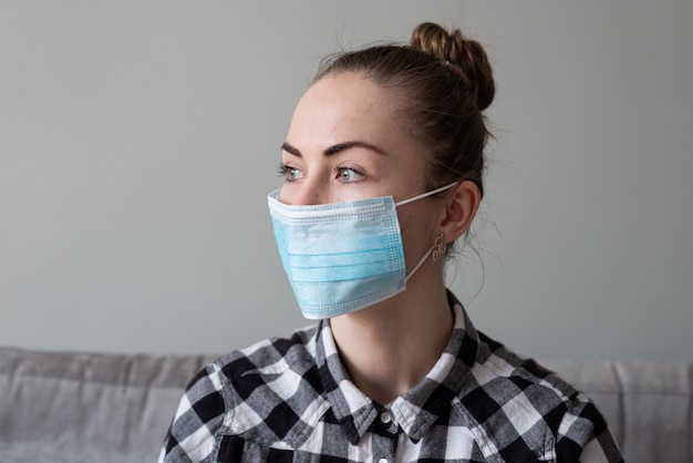 Meisje met medisch masker om haar te beschermen tegen virussen
